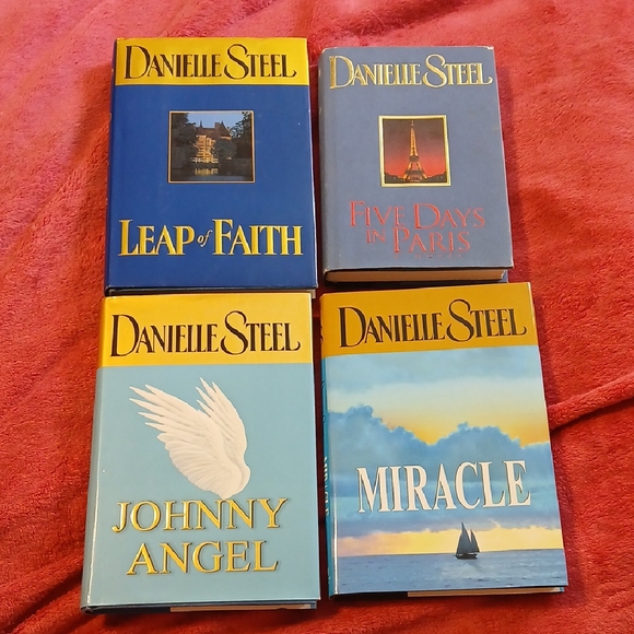 Danielle Steel Book Collection - Picture 1 of 3